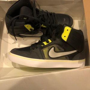 Brand new Boys Nike sz 6 shoes